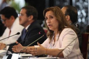 Boluarte convoca a organizaciones civiles y autoridades para abordar la crisis en Perú