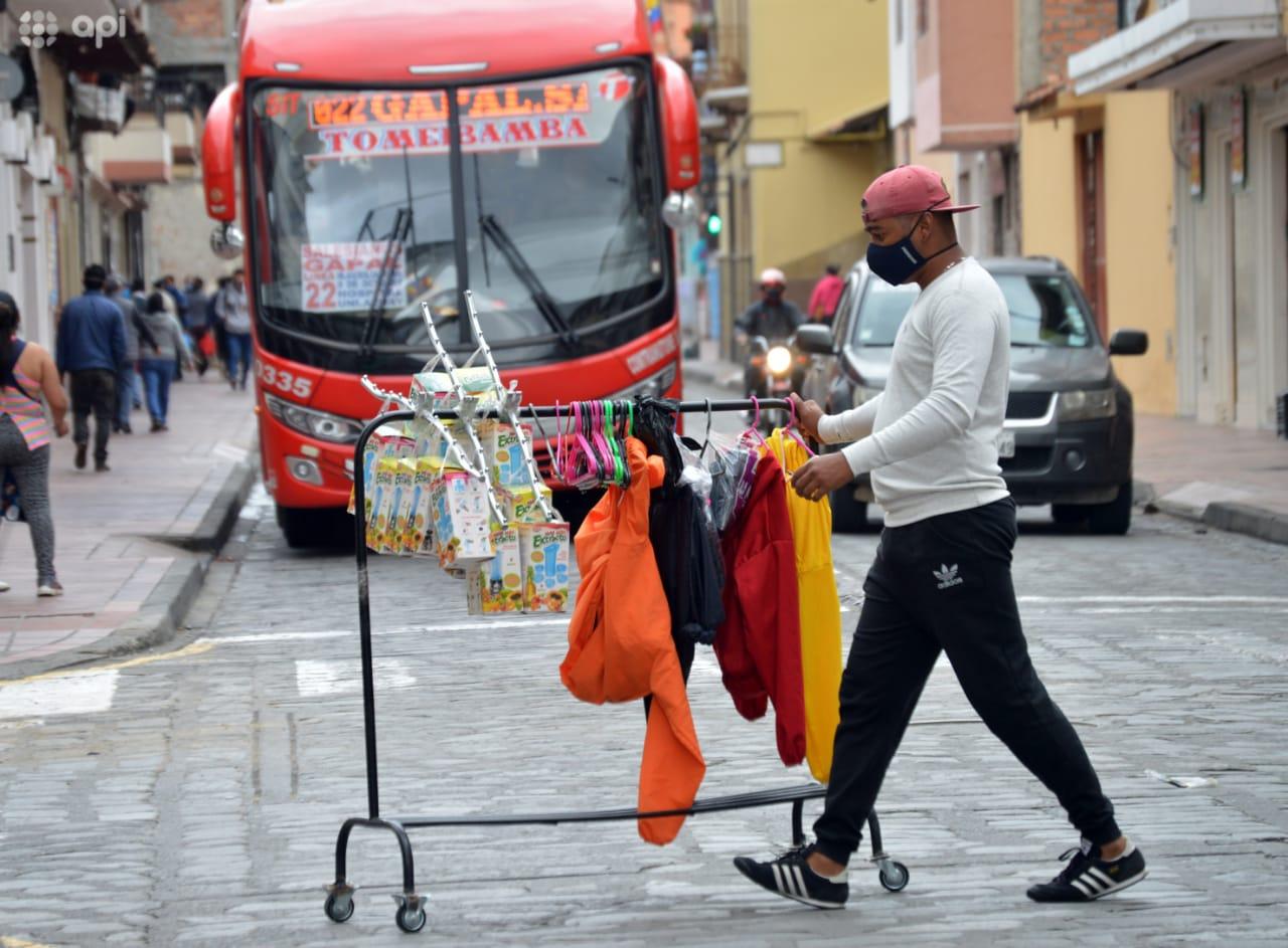 Comercio. Los quiteños buscan cómo ganarse la vida, a pesar del mal manejo político.