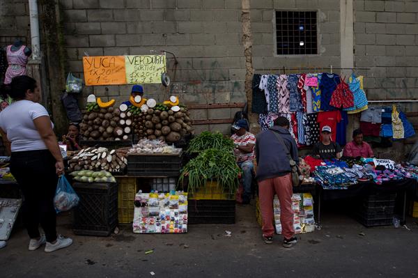 PRECARIEDAD. vendedores informales con precios en dólares en Caracas.