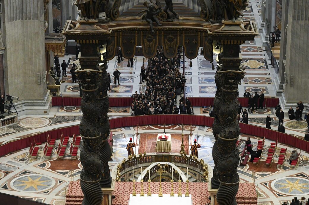 Miles de personas esperan hasta tres horas para rendir homenaje a Benedicto XVI antes de su sepultura