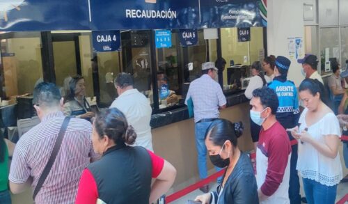 PRESENCIA. Las personas llegan a las ventanillas para obtener el 10% de descuento.