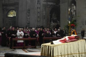 Benedicto XVI fue despedido por miles en la basílica de San Pedro