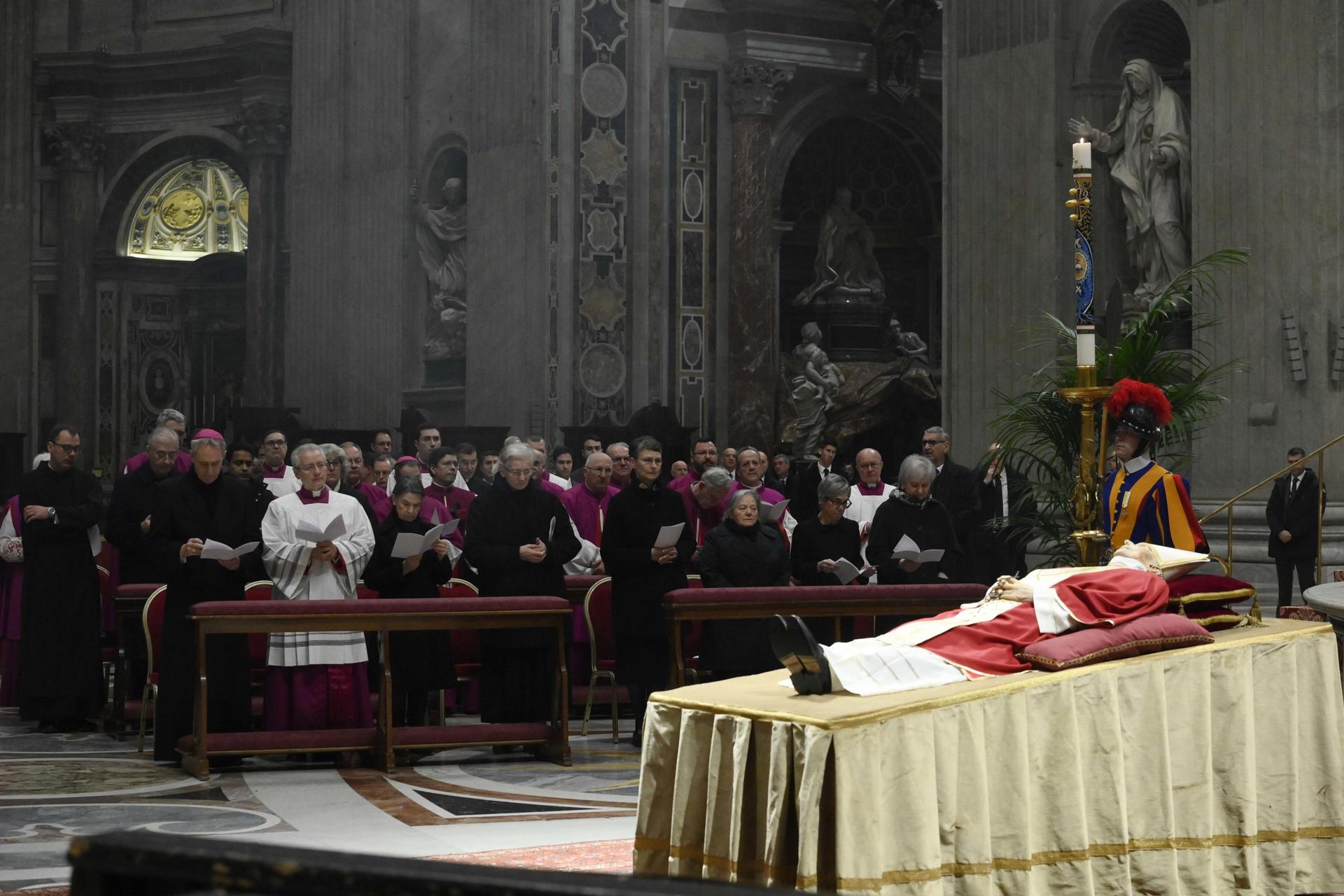 VELORIO. La capilla ardiente del papa emérito