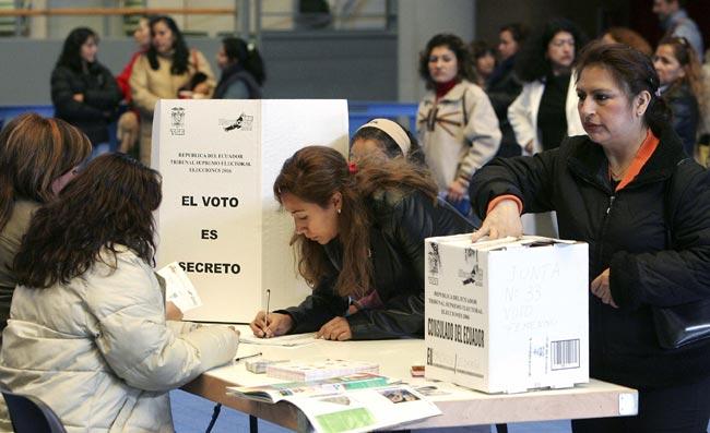 La consulta popular plantea reducir el negocio electoral con una enmienda que establece requisitos más estrictos para los movimientos