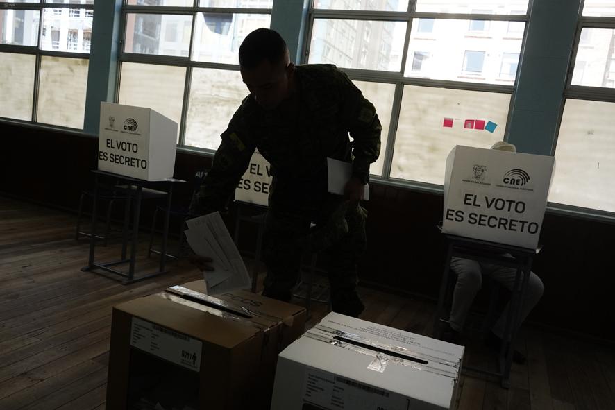 DEMOCRACIA. Un ciudadano deposita su voto en las urnas, en el colegio Benalcázar.