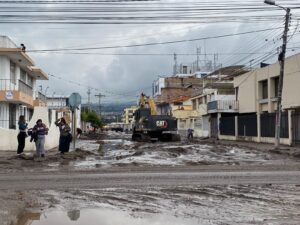 Las calles de Ibarra se llenaron de lodo por inundaciones