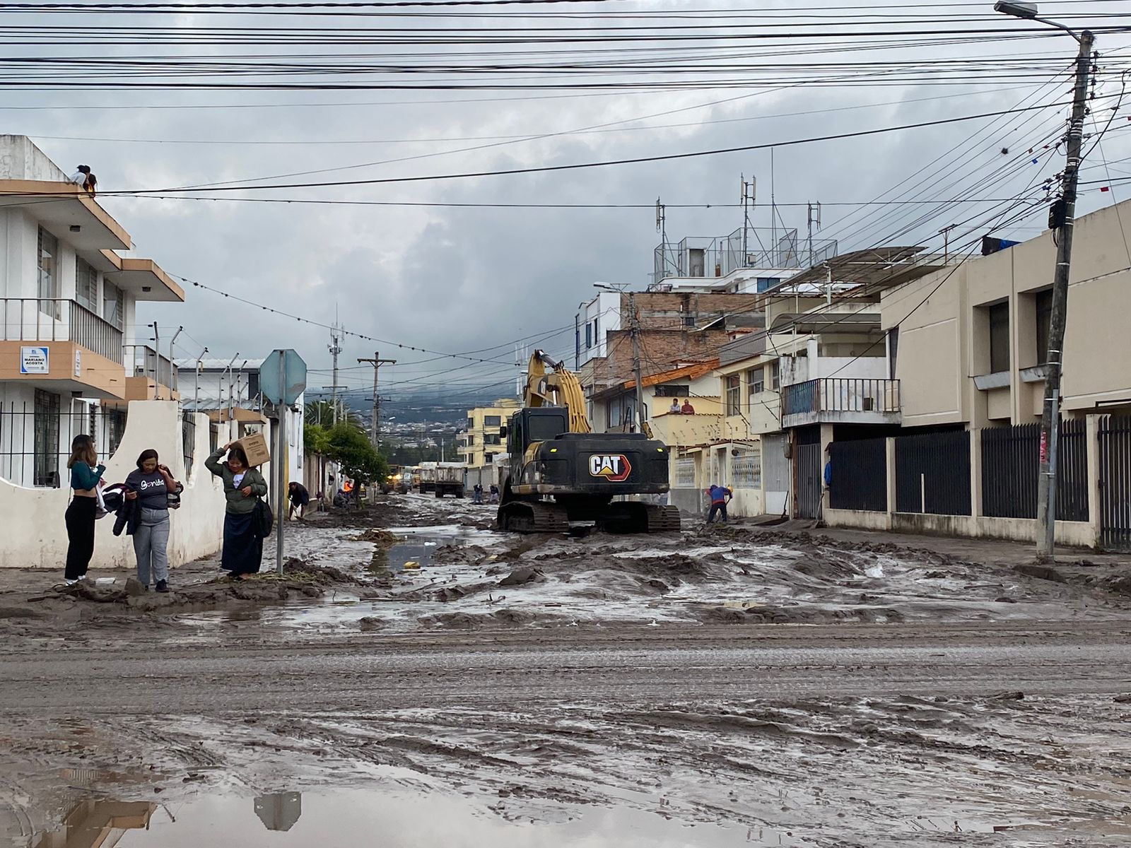 Daños. Calles céntricas de Ibarra, casas y negocios aledaños, lucieron llenos de lodo por el desborde de quebradas y acumulación de agua.