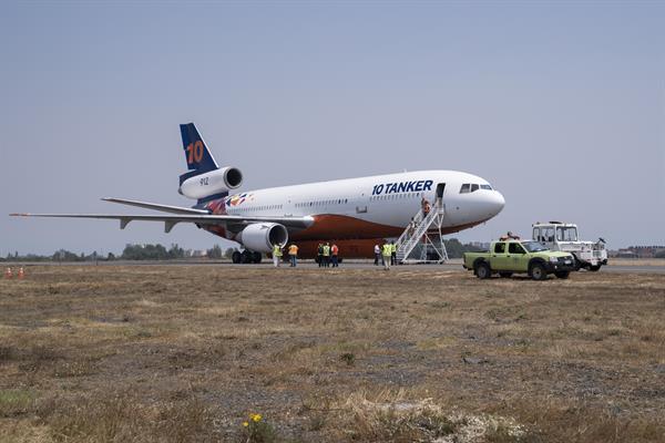 AYUDA. Fotografía del avión Ten Tanker en el Aeropuerto Carriel Sur de Talcahuano, en la región del Bio Bio (Chile).