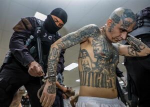 El Gobierno de El Salvador traslada a 2.000 pandilleros a nueva prisión