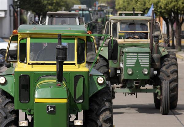 Malestar. Productores agropecuarios de Argentina obstaculizaron el paso en carreteras.