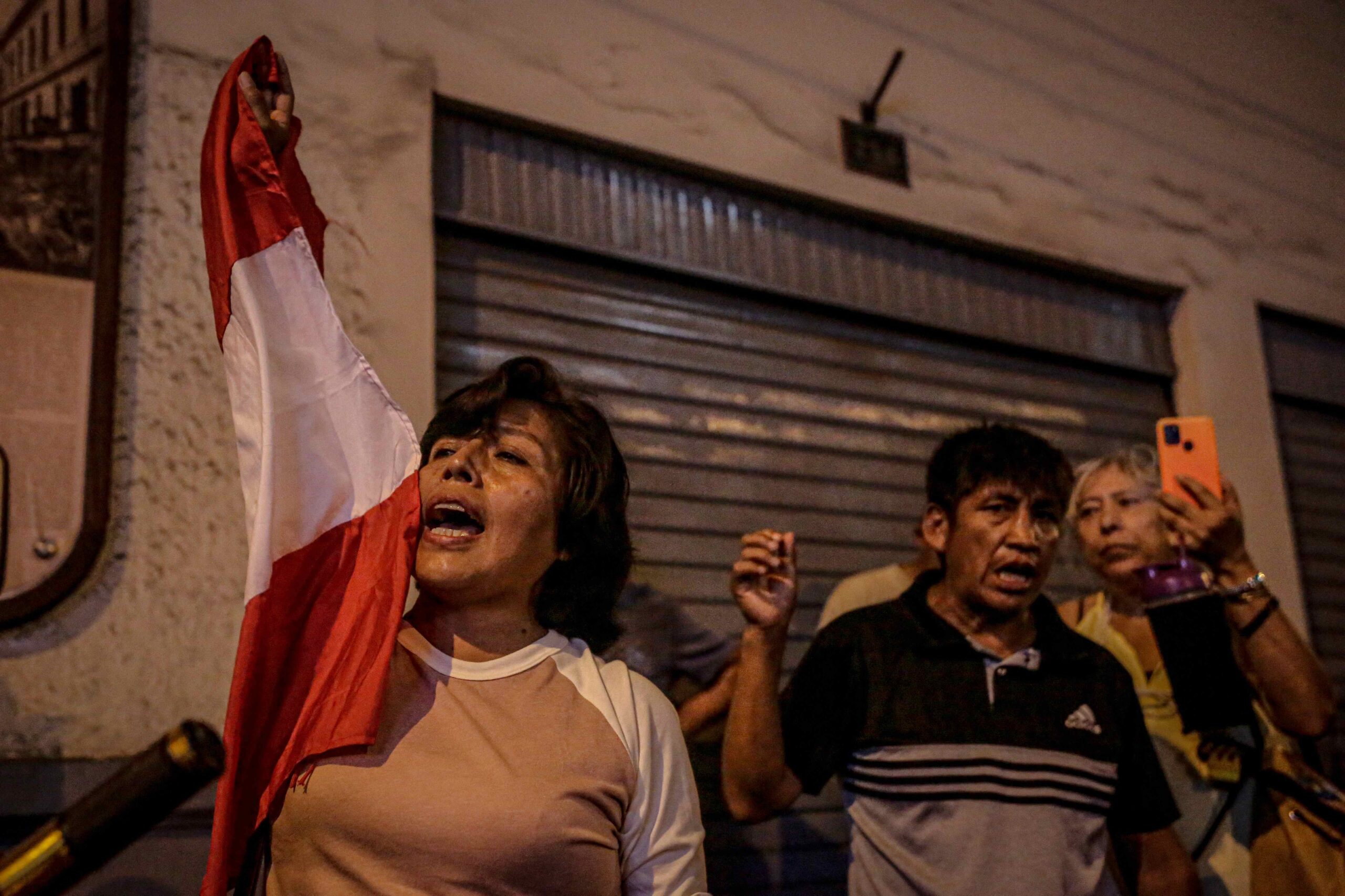 Manifestaciones. Familiares de manifestantes detenidos esperan frente a una dependencia policial en Lima. EFE