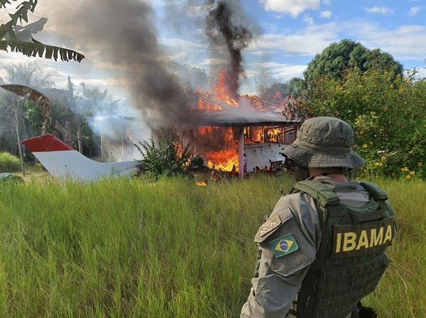 INTERVENCIÓN. Un militar observa la destrucción de áreas de mineros en territorio indígena Yanomami.