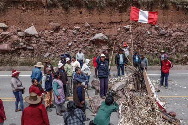 PROTESTAS. Personas mantienen bloqueada la vía Panamericana Sur, en la región de Cuzco (Perú). EFE