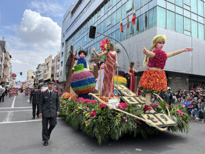 Las candidatas a Reina de Ambato también participaron en el Desfile. 