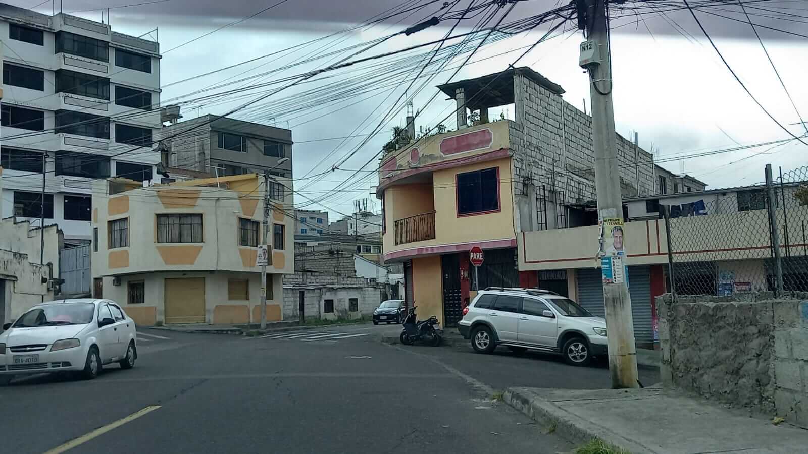 Así quedó la puerta de una de las casas baleadas la madrugada del viernes 27 de enero.