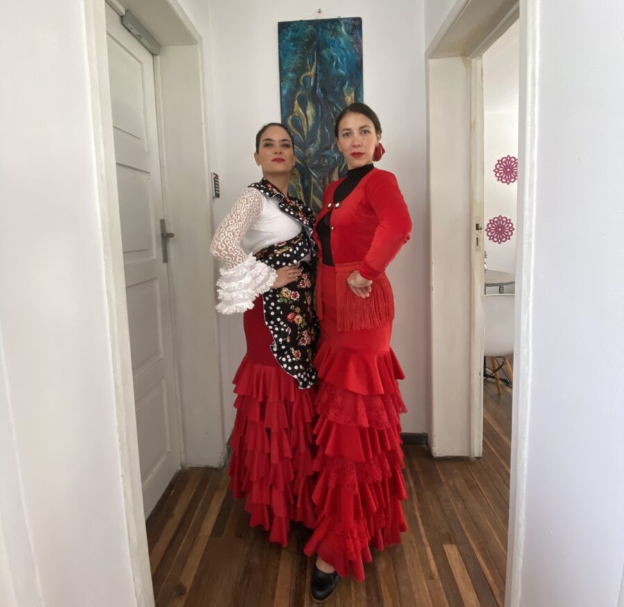 Dos bailarinas y profesoras de Flamenco, en la Casa Cultural Coworking, donde dictan clases para todas la edades.