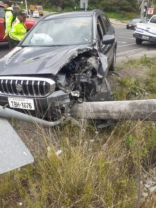 Se choca contra un poste y resulta herido en Baños