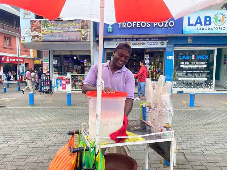 Con la venta de jugo de coco ‘sonrisa’ sustenta a su familia