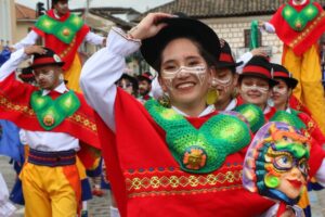 Coloridas comparsas animan las celebraciones de Carnaval  en Carchi