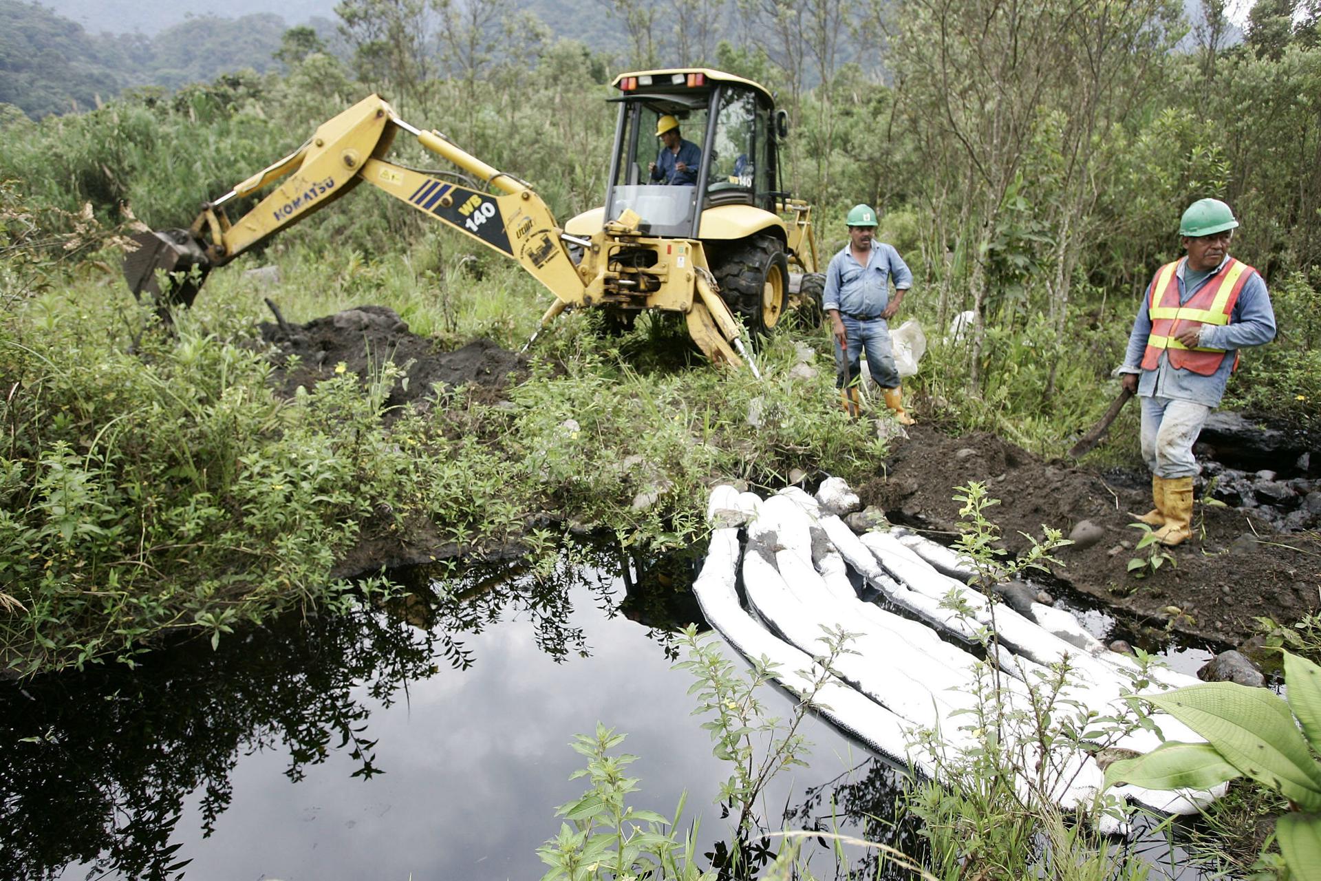 Buscan evitar la fuga de crudo en oleoductos por un movimiento de tierra en Napo