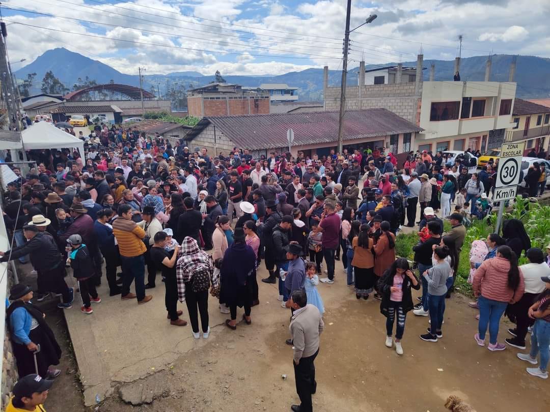 Candidatos a la Alcaldía de Saraguro votaron junto a sus simpatizantes