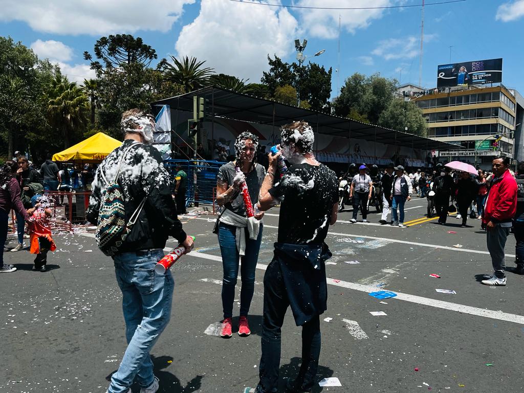 Después del Desfile y la Ronda hubo ‘guerra’ de espumante en las calles de Ambato.