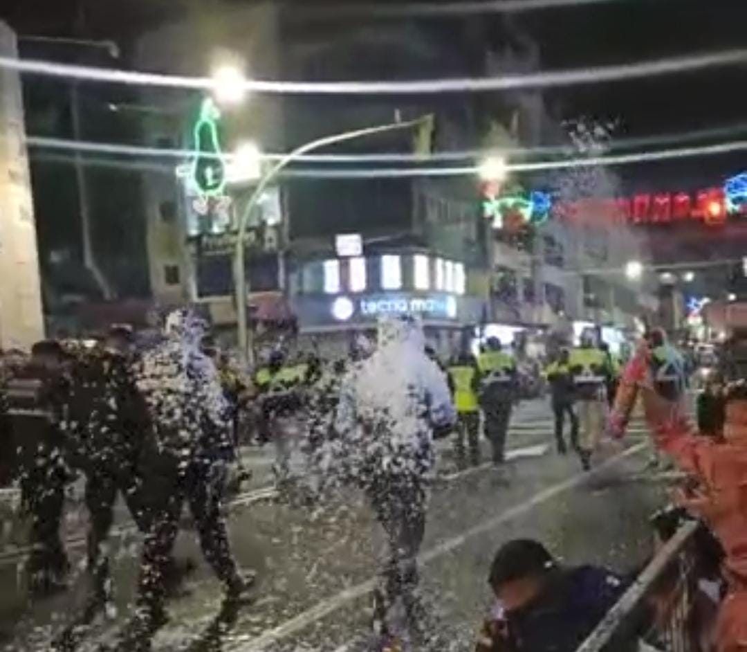 Algunas personas fueron agredidas en medio de sus reclamos al haber sido bañados en agua o espuma.