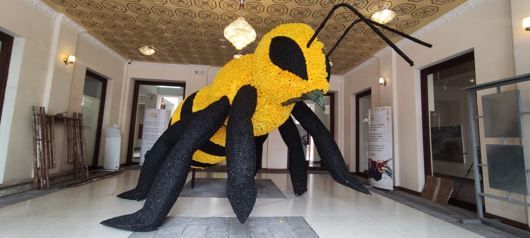 Una gran abeja es la alegoría ubicada en el Municipio de Ambato.