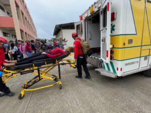 Estudiantes participan de simulacro 