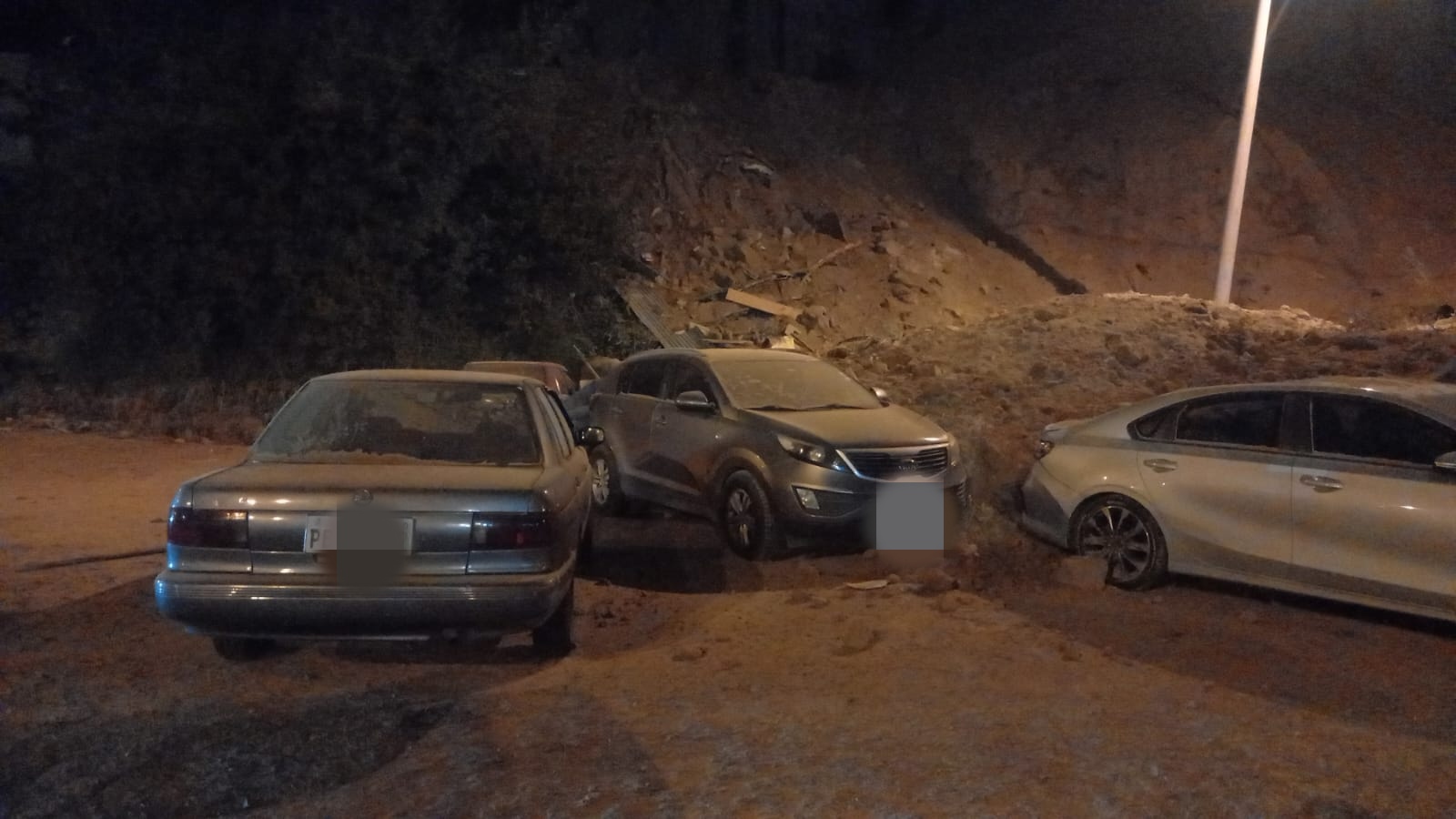 Deslizamiento en parqueadero de borde deja carros bajo la tierra, en Zámbiza al noreste de Quito