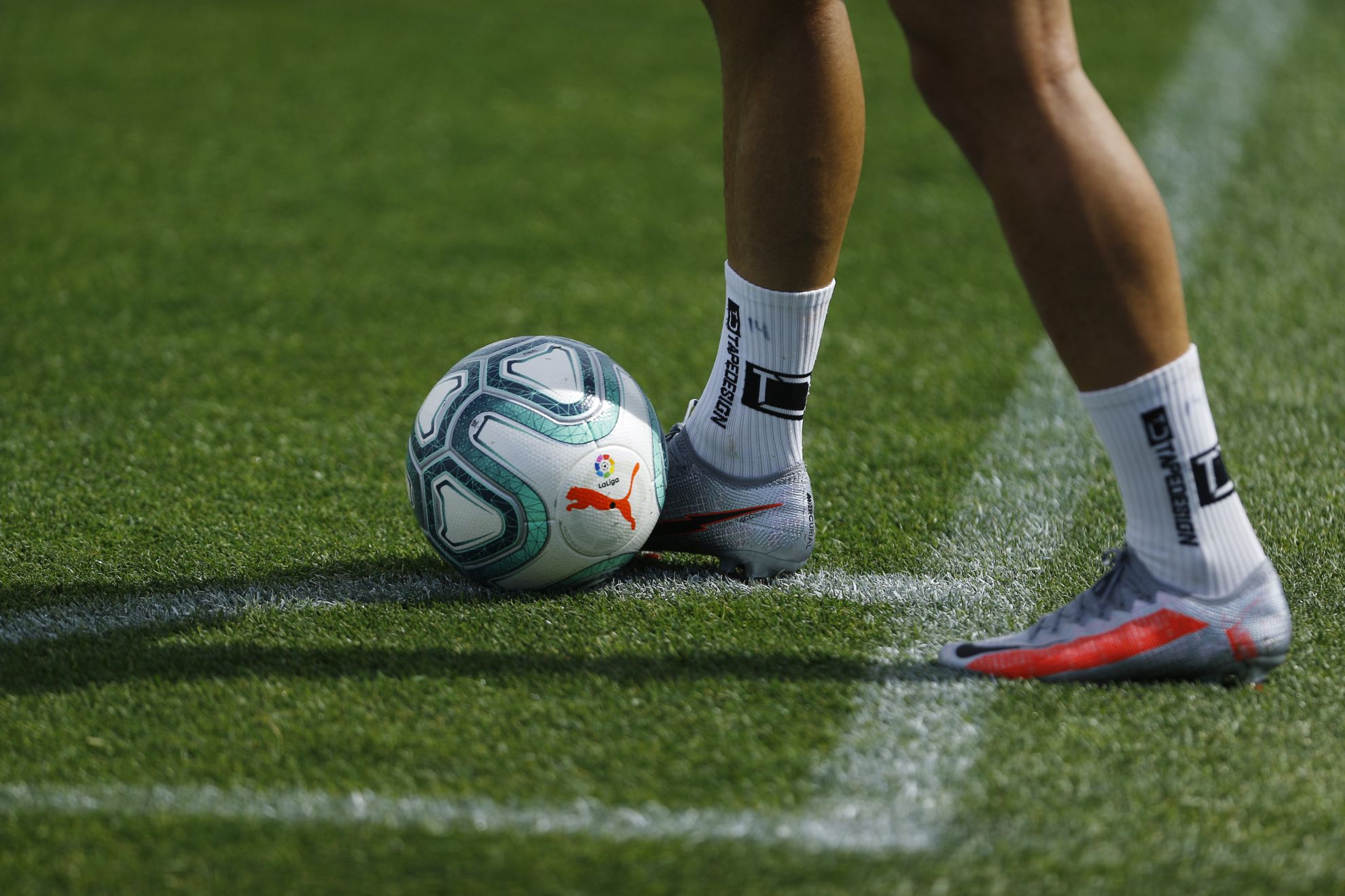 Los Estudiantes entrenan en una cancha de césped natural.