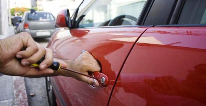 Le roban el carro mientras recogía basura