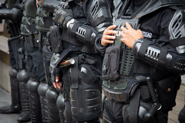 Venta libre de uniformes policiales y militares causa preocupación
