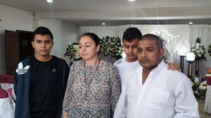 DOLOR. Padres y hermanos de Isabelita lamentan su partida.