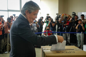 Inversionistas y banca de inversión internacionales encienden las alarmas por los resultados de las elecciones y la consulta popular en Ecuador