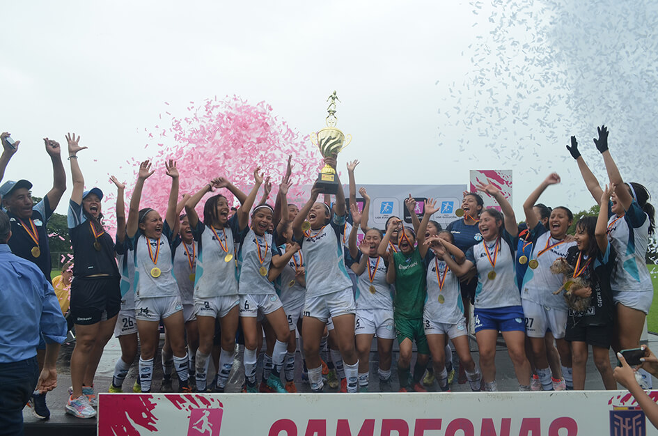 Momento del festejo del título de campeonas.