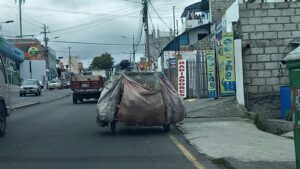 Motos de recicladores generan más  caos al tráfico vehicular en Ambato