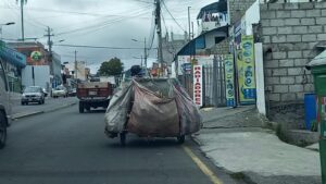 Motos de recicladores generan más caos al tráfico vehicular en Ambato