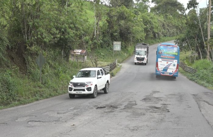 PROBLEMAS. Los baches continúan en la calzada de esta red estatal.