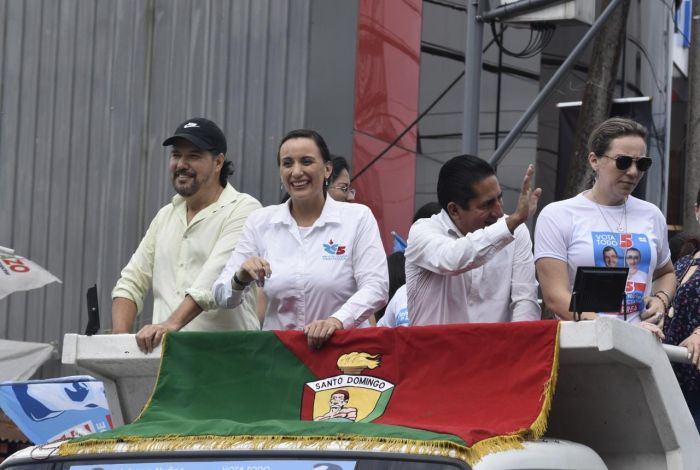 AGRADECIMIENTO. La prefecta reelecta, Johana Núñez, recorrió varias avenidas de Santo Domingo.