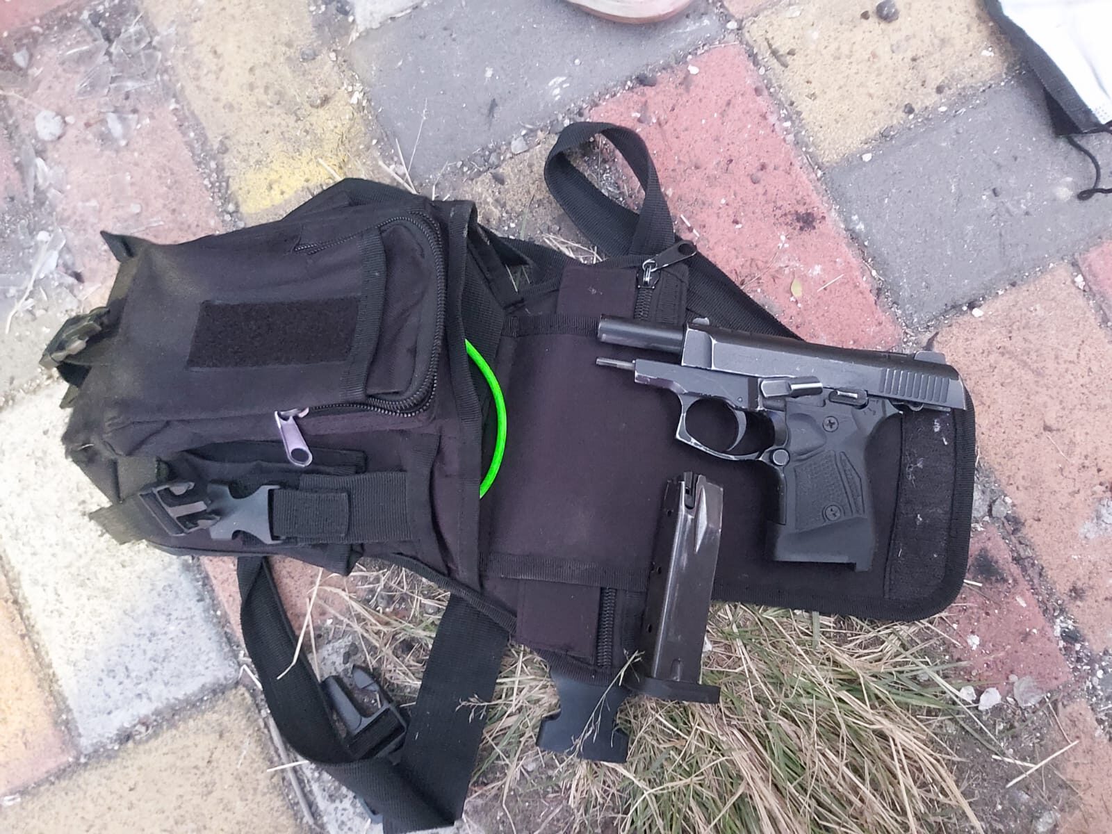 Dos hombres y una mujer son atrapados en un carro robado y con un arma de fuego