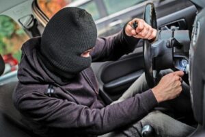 Delincuentes roban un carro al sur de Ambato