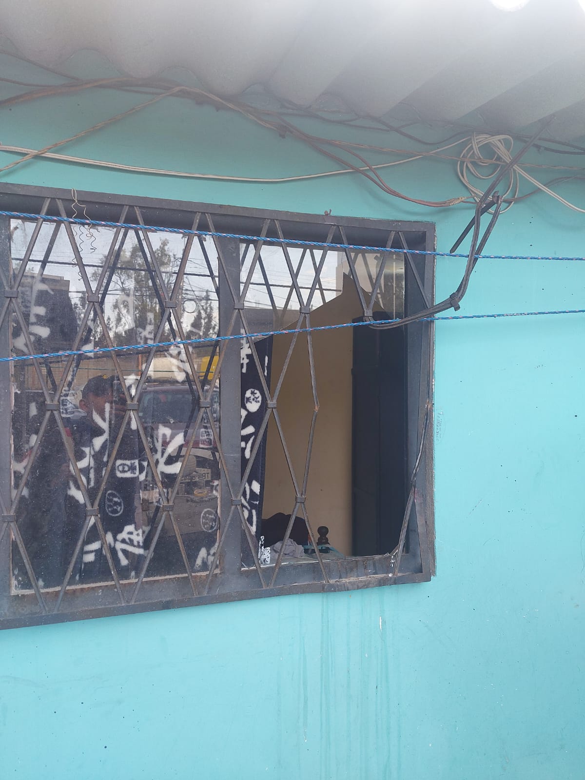 Los delincuentes rompieron una ventana del taller.