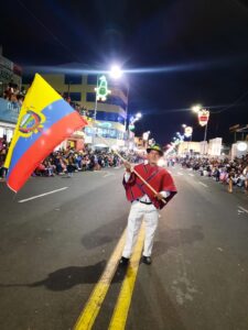 La bandera del Ecuador ondeó en lo más alto al frente de la delegación que representa al país en el Festival Internacional del Folclor. 