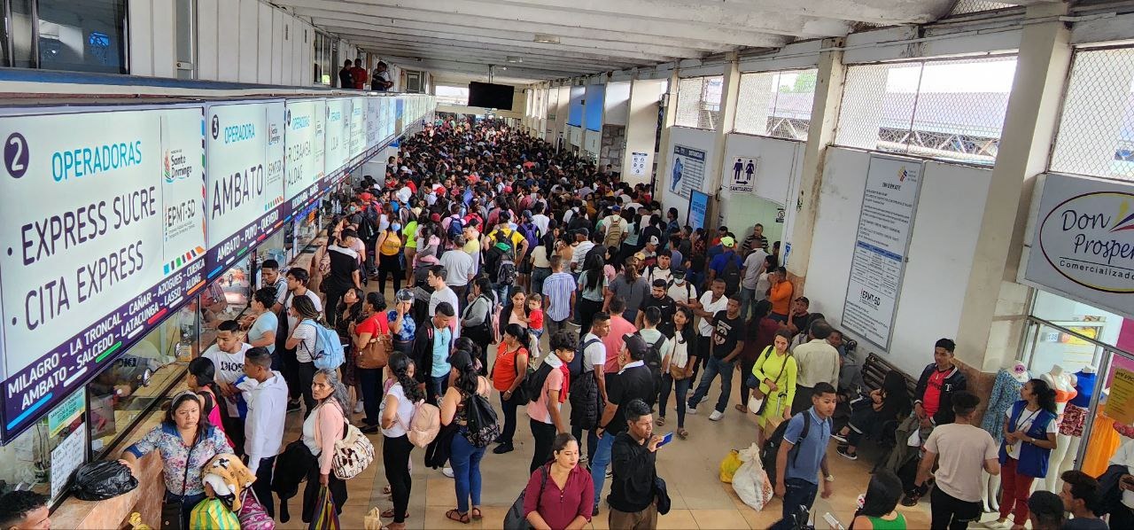 Las instalaciones de la terminal terrestre lucen abarrotadas