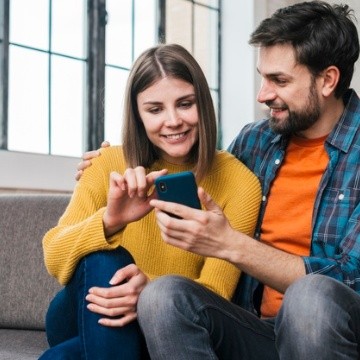 La tecnología y las redes sociales han transformado las relaciones de pareja