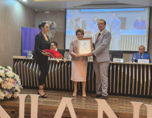 Vicerrectora de Uniandes recibe un Doctorado Honoris Causa