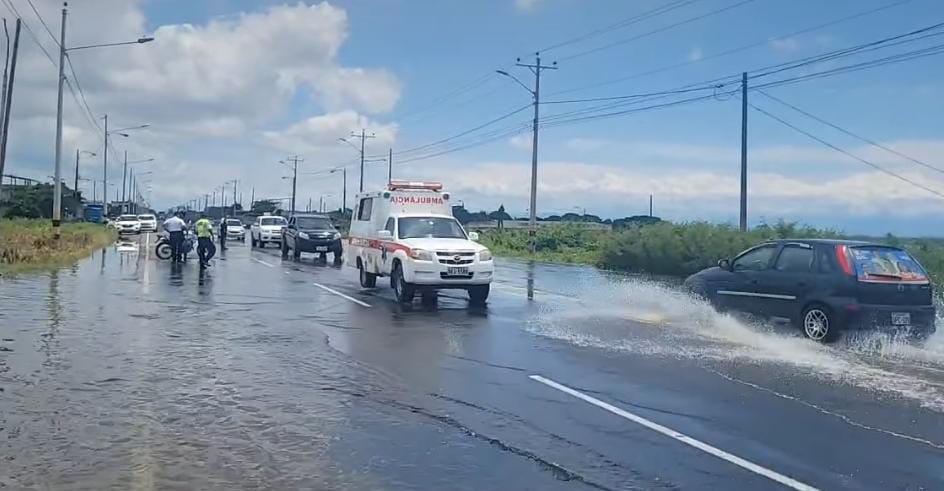 Tramo Babahoyo – Jujan convertido en río por causa del invierno