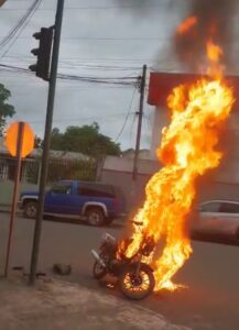Si se van a llevar la moto, que se la lleven quemada