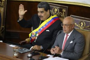 RÉGIMEN. El presidente de Venezuela, Nicolás Maduro (i), junto al presidente de la Asamblea Nacional de Venezuela, Jorge Rodríguez (d).